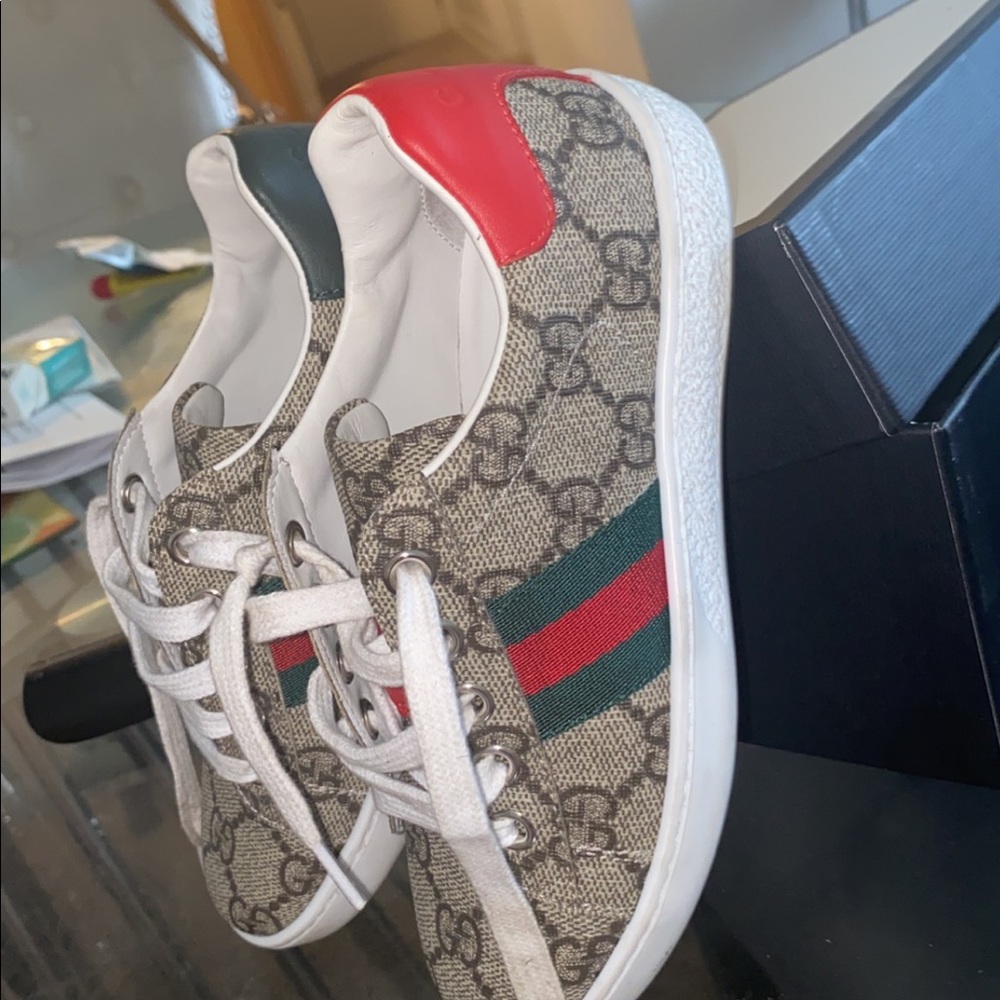 I’m sell Gucci sneakers for girl , size 12